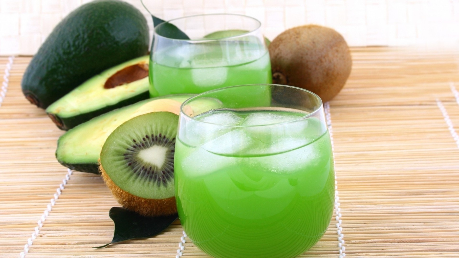 bebidas frutas jugo tropical saludable comida bebida jugosa dulce salud vidrio frescura refresco dieta nutrición manzana exótico hoja madera escritorio