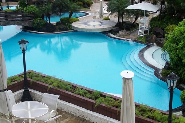 Vista dal balcone di una splendida piscina di acqua blu