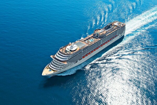 Photo from above of a boat in the middle of the ocean