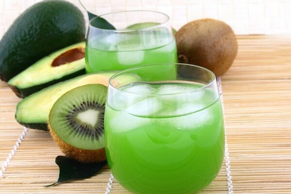 Suco e kiwi-um depósito de vitaminas para todo o dia