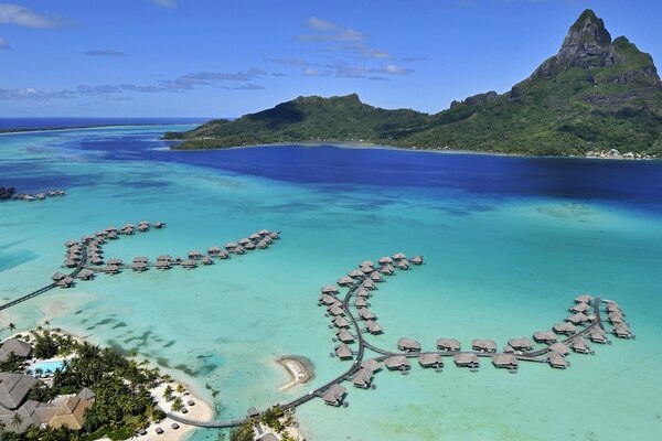 Bungalow im Meer neben der Insel