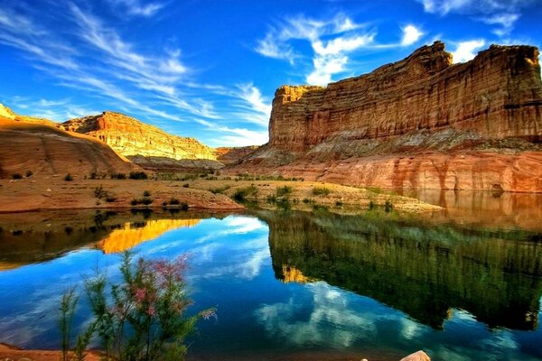 Espejo de agua del lago en el cañón