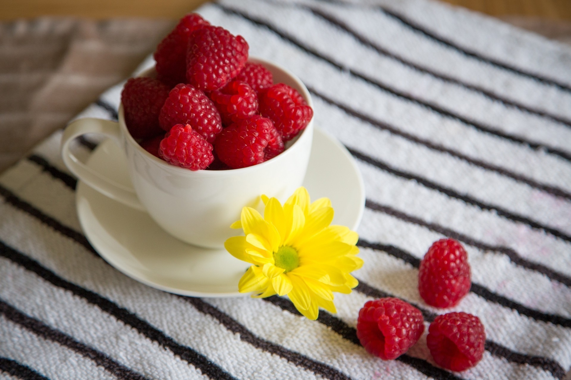 baies doux baie framboise fruits repas délicieux fraise rafraîchissement crème petit déjeuner bol alimentaire délicieux