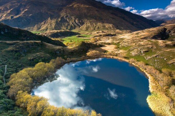 Lac mystérieux dans une vallée entourée de montagnes