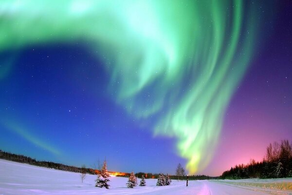 Aurora boreal Esmeralda sobre un campo cubierto de nieve