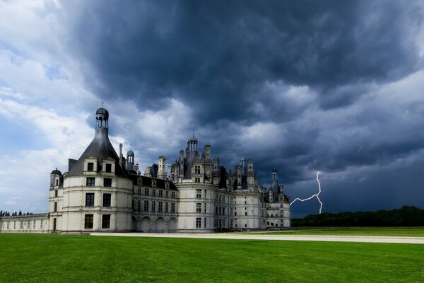 Castillo medieval bajo las nubes de tormenta