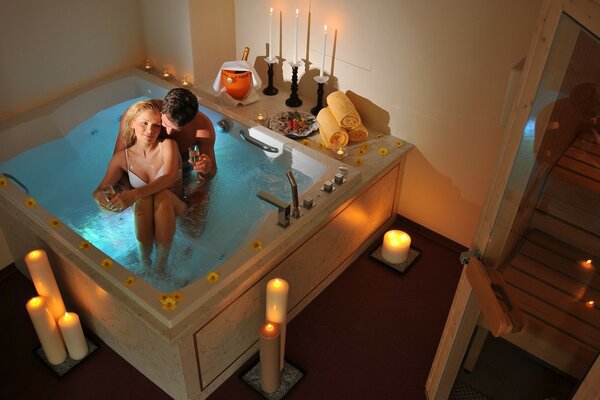 Les amoureux prennent la salle de bain ensemble