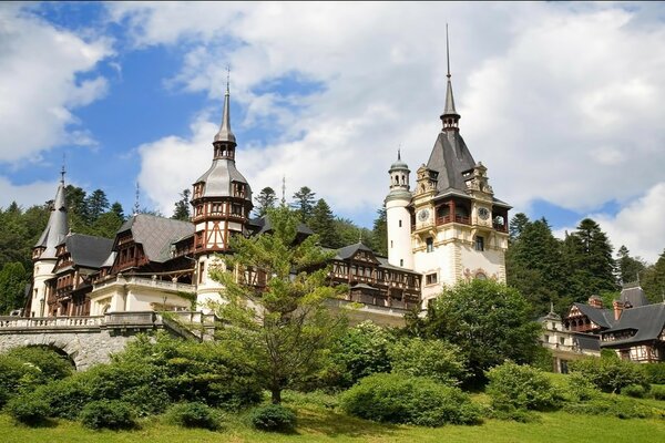 Hermosos castillos de arquitectura antigua. Un viaje a través de la hermosa arquitectura