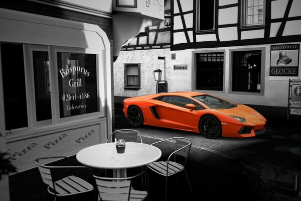 Coche rojo en las calles de la ciudad en blanco y negro