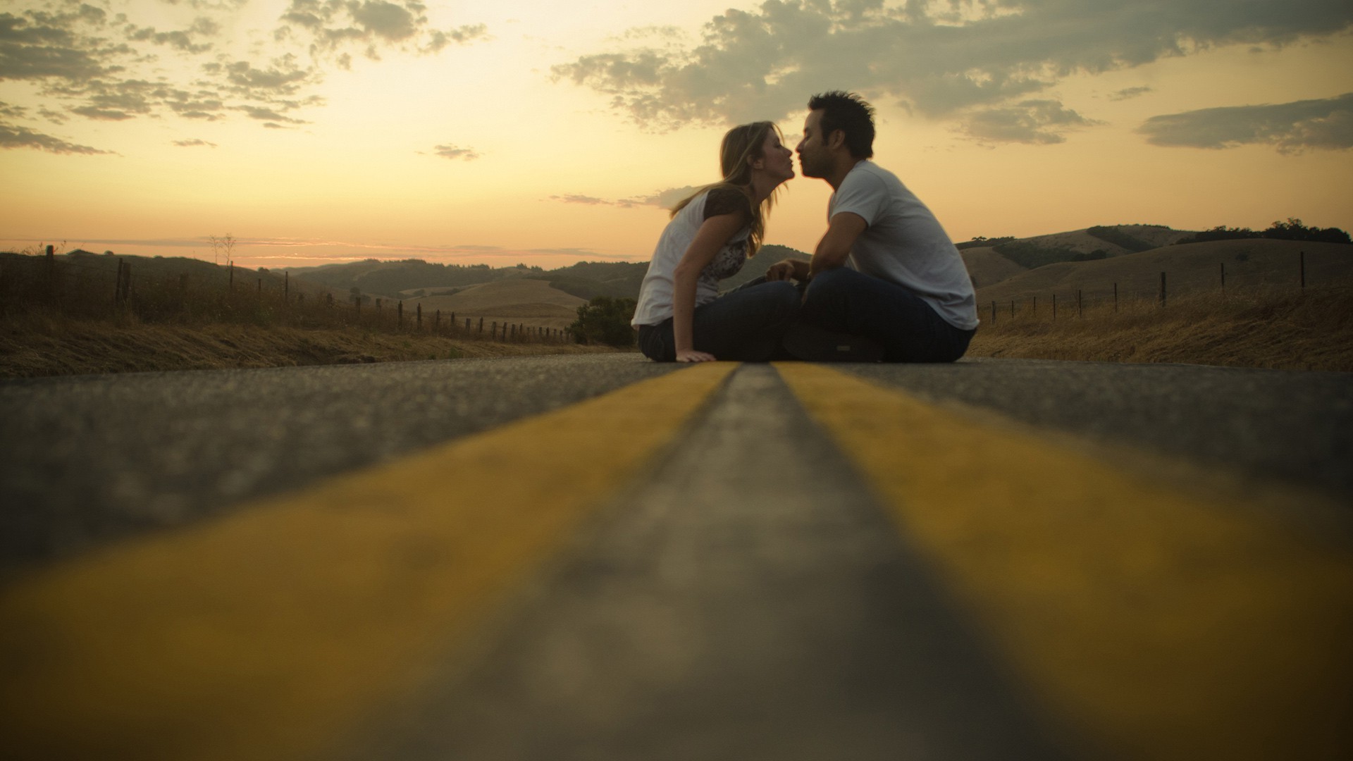 couple d amoureux paysage coucher de soleil fille voyage adulte lumière ciel soir route flou eau plage aube lac femme lumière du jour