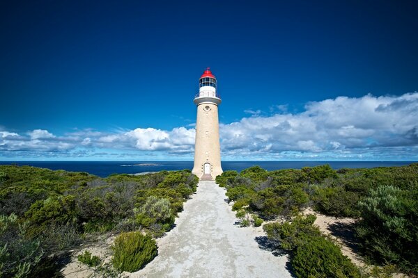 Nuvoloso al mattino vicino al faro