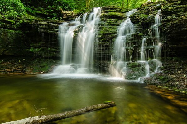 Schöner kleiner kaskadierender Wasserfall