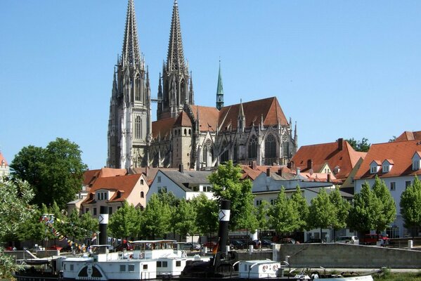 Schöne Stadt am Flussufer