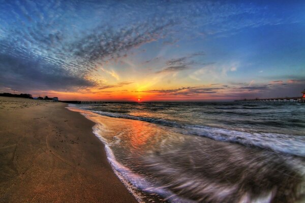 Bellissimo tramonto sulla riva del mare