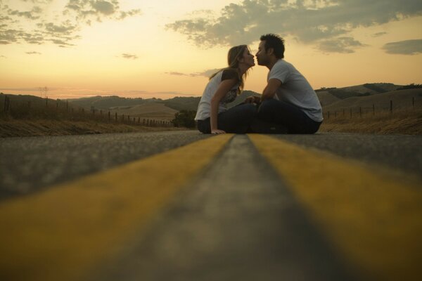 Pareja de enamorados en el camino