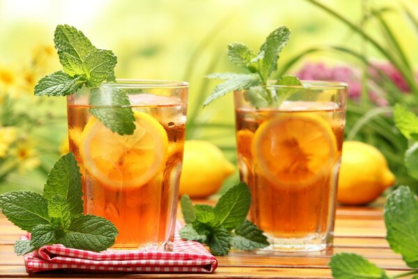 Due bicchieri di tè freddo alla menta e limone