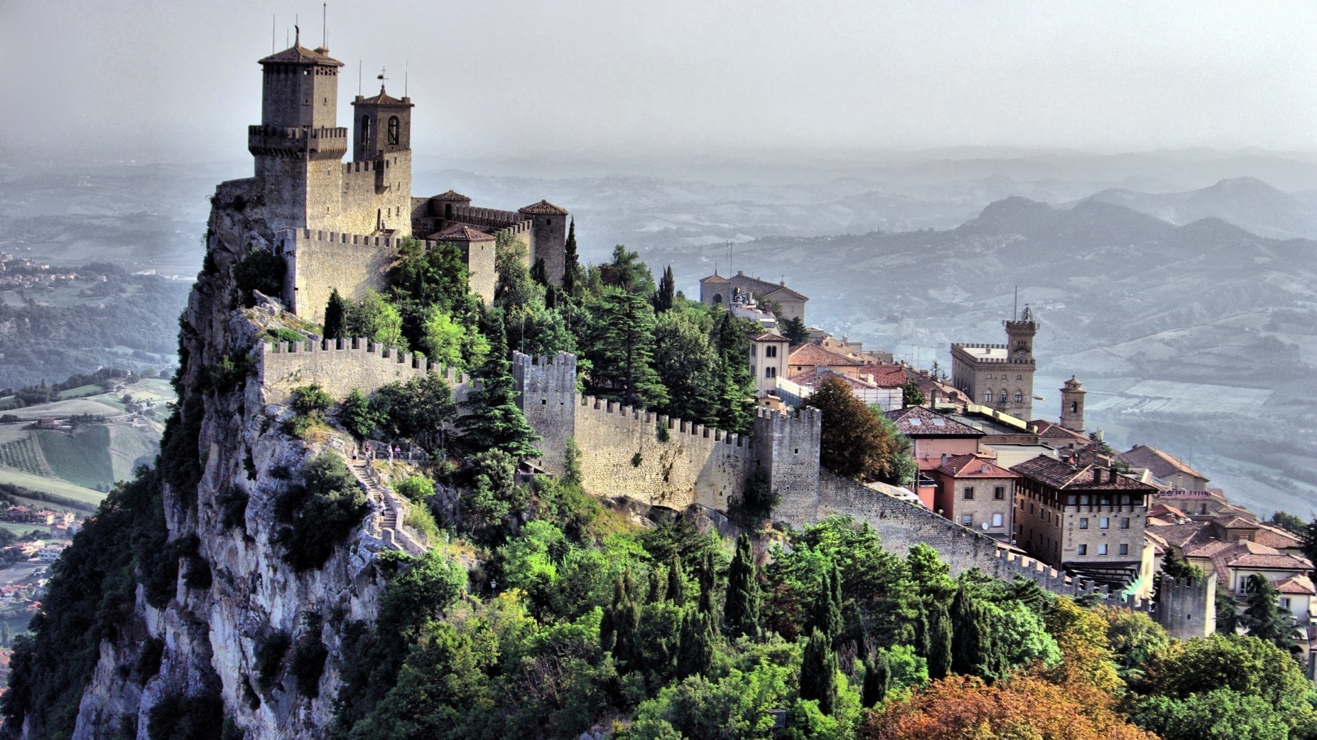 cidades arquitetura castelo gótico velho viagem casa torre antigo atração turística colina fortaleza cidade turismo espetáculo céu fortificação casa paisagem