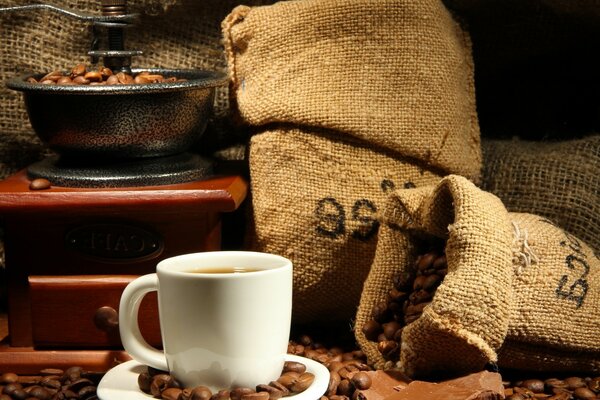 Eine Tasse duftenden Kaffee neben einem Beutel mit Kaffeebohnen