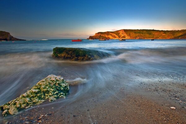 Rocas y piedras en la playa de arena. Hermoso paisaje