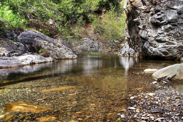 Enormi massi sul fondo di un fiume poco profondo