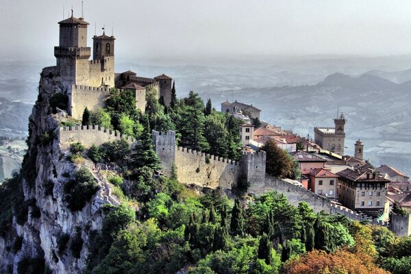 Castello gotico sull abisso delle montagne