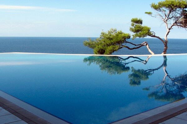 Perfekter Pool vor dem Hintergrund von ruhigem Wasser