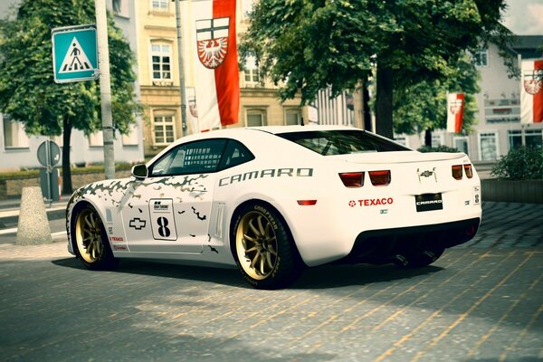 Camaro de carreras blancas en la calle