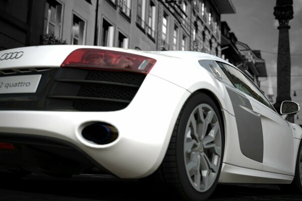 Weißer Audi R8 quattro vor dem Hintergrund einer bewölkten Stadt im Computerspiel gran turismo