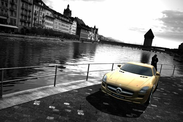 Voiture jaune sur fond de ville noire