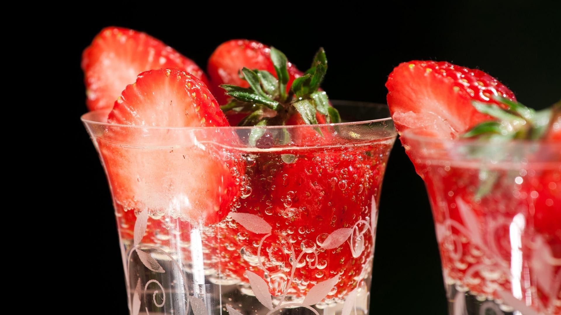 bevande ghiaccio freddo fragola vetro succo frutta rinfrescante cocktail bere succosa isolato salute estate vodka tropicale bagnato cibo fresco dolce