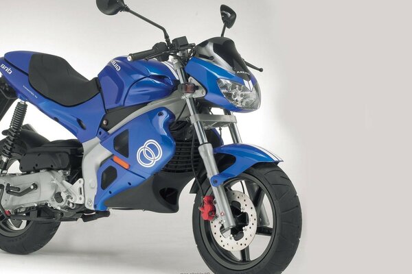 Blaues Motorrad auf grauem Hintergrund