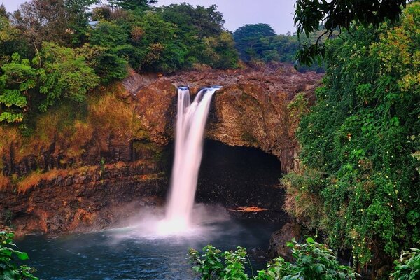 El agua fluye por el río