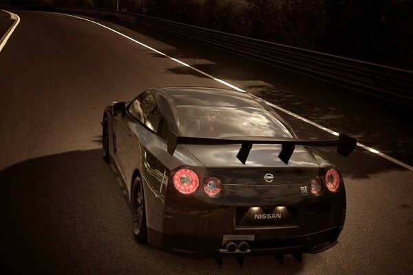 Voiture Nissan sur la route de nuit