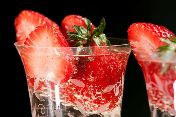 Erdbeeren in einem Glas mit Luftpigmenten