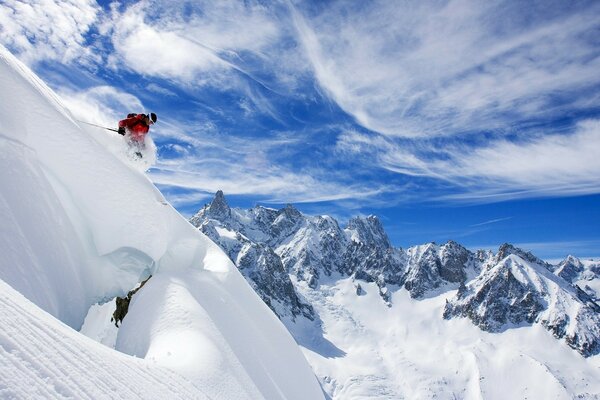 Skieur extrême se précipitant des montagnes enneigées