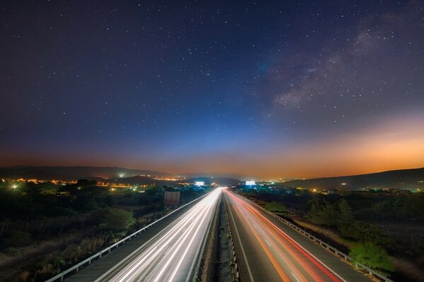 Strade principali e cielo stellato