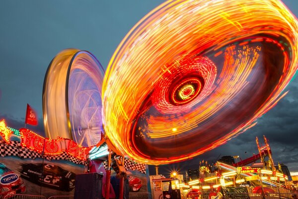 El carrusel de los niños en el parque se convierte en una rueda de fuego