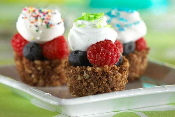 Combinación de frutas en el postre con crema, sabor divino