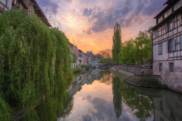 Kanal in der Stadt zwischen Häusern bei Sonnenuntergang