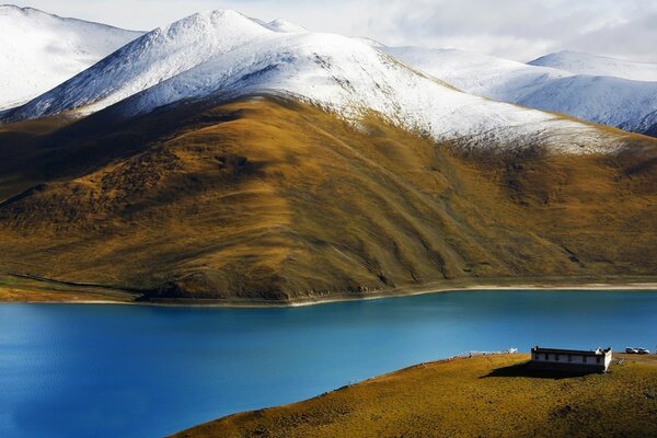 Colline innevate delle montagne vicino al fiume