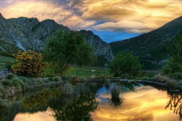 Espejo de agua en medio de las montañas