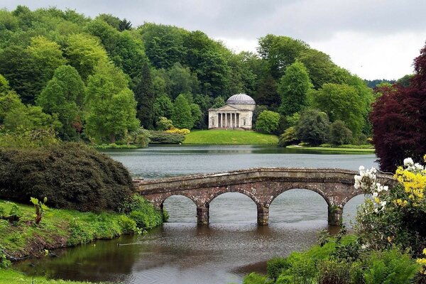 Alte Brücke über den Fluss in der Natur