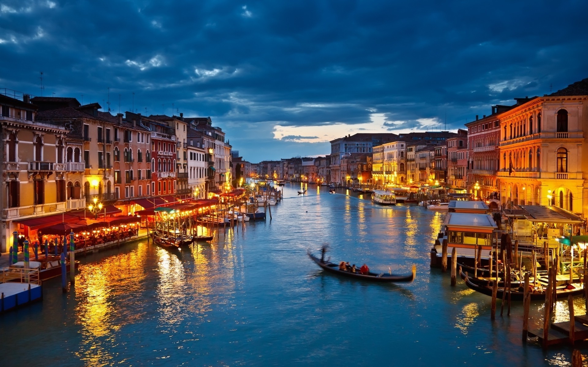 cidades e arquitetura água canal viagens cidade ao ar livre reflexão arquitetura crepúsculo barco turismo noite casa cidade casa rio veneziano gôndolas aterro embarcações