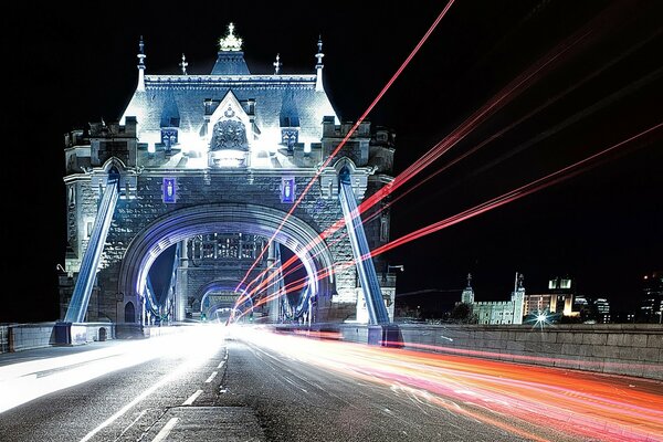 Schön beleuchtete Brücke in der Nacht