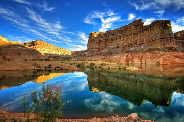 Un paisaje pintoresco donde hay lagos y ríos