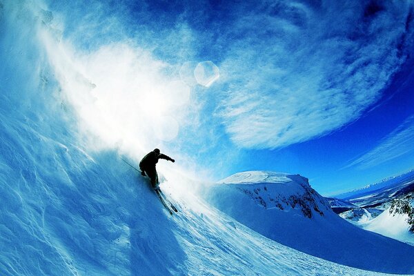 Curve ripide di cime innevate