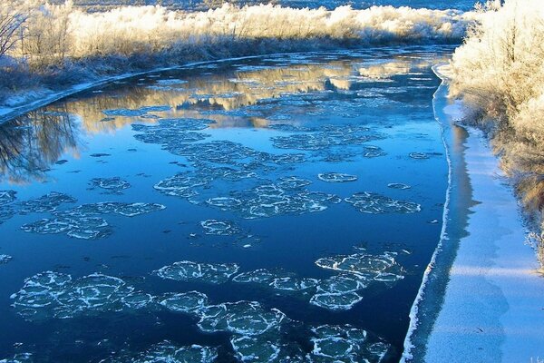 Paesaggio invernale del fiume ghiacciato