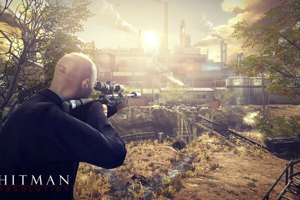 Hitman im Waldband, der im optischen Visier einer Waffe nachspürt