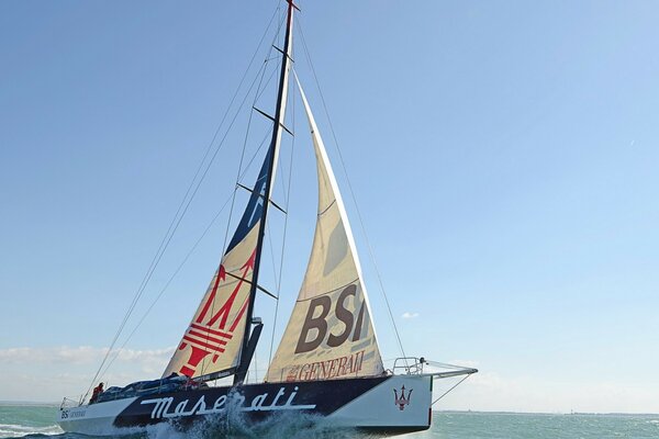 Iate de esportes à vela no mar