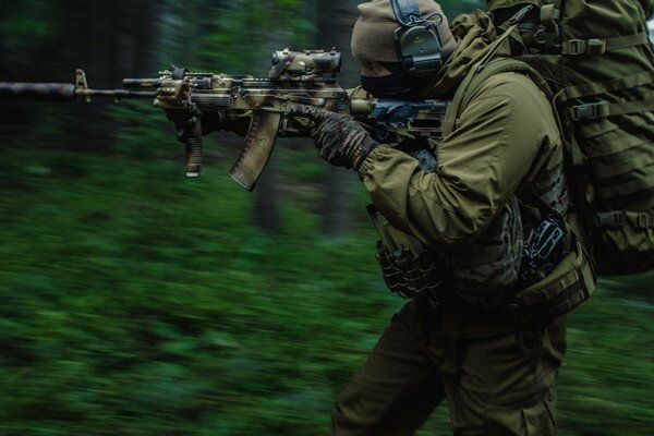 Ein Spezialeinsatzkommando im Wald jagt eine Bande von Kriminellen auf